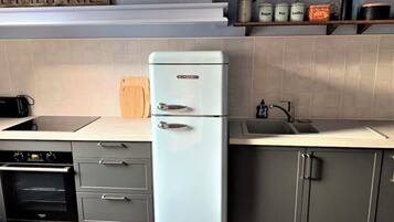 Frigorifero, microonde, forno, piano cottura
