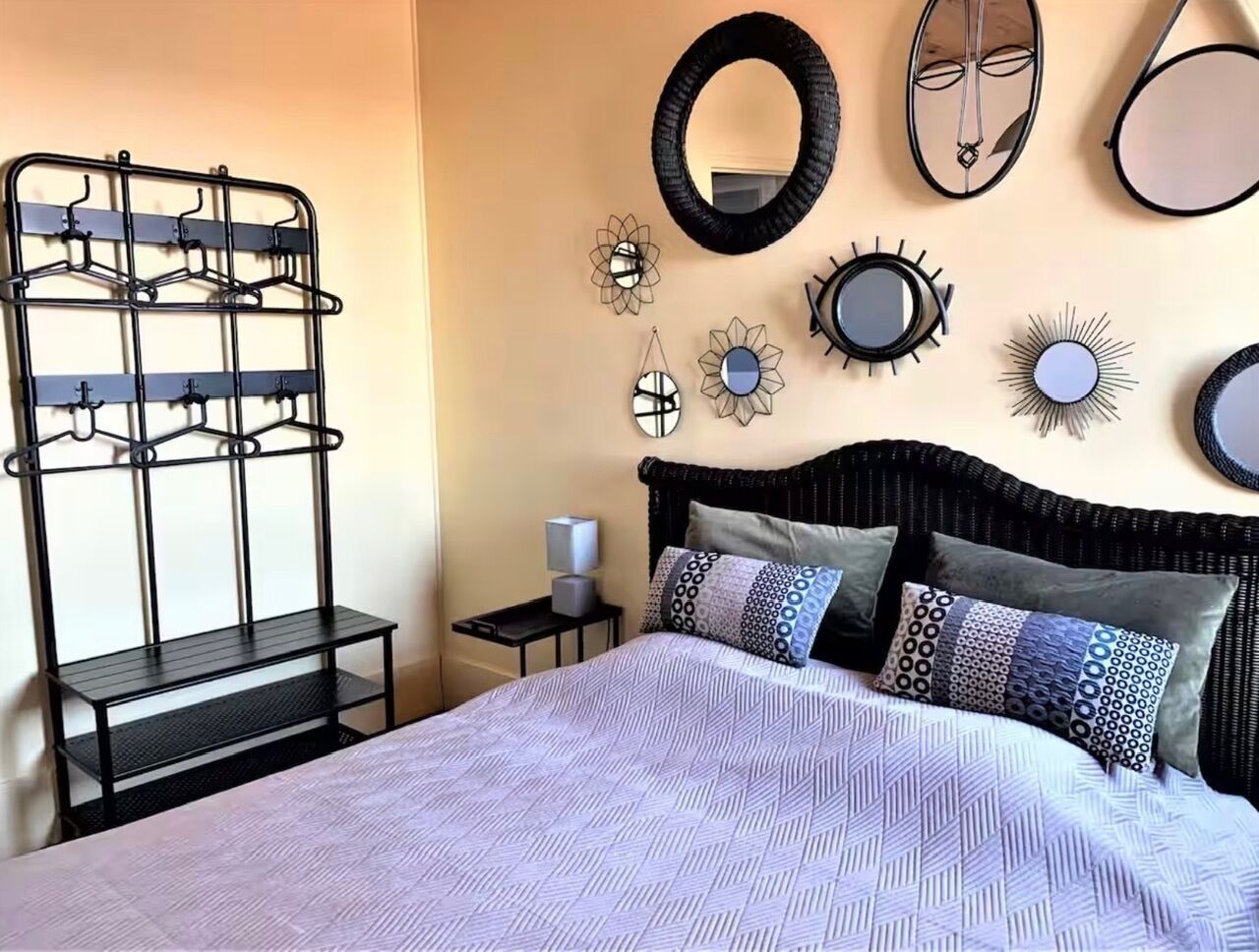 3 slaapkamers, een strijkplank/strijkijzer, reisbedje, gratis wifi