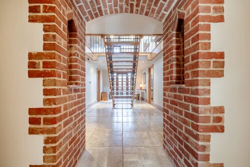 High Barn - sleeps 8 guests  in 4 bedrooms