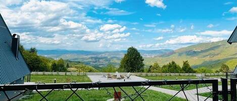 Un jacuzzi con vistas a un paisaje montañoso.