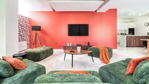 Fernseher, Bücher, Stereoanlage