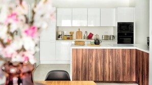 Wasserkocher mit Kaffee-/Teezubehör, Kühlschrank, Mikrowelle, Ofen