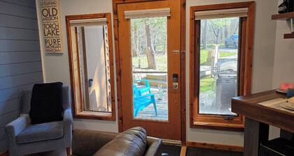 NEW "Pearl Haven" 1 bedrm condo sleeps 4 - KING bed -close to lakes boat parking