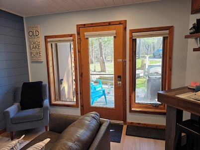 All seasons of fun! 1 bedrm condo sleeps 4  KING bed close to lakes boat parking