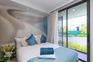 Ein modernes Hotelzimmer mit einem großen Bett, Blick ins Freie und einem einzigartigen Wanddesign.