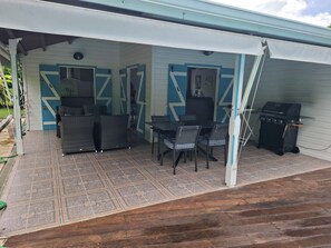 Outdoor dining - Villa Bleu 2 bedrooms with pool (Sainte-Anne)