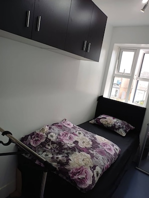 A bedroom with a bed, a window, and a wardrobe. - Room-single Cosy Room Near CBS Arena and (Coventry)