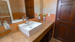 Regadera, toallas, jabón, papel de baño 