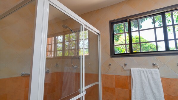 Regadera, toallas, jabón, papel de baño 