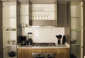 Frigorífico grande, microondas, horno y utensilios de cocina