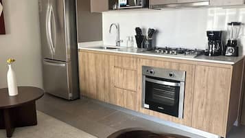 Full-sized fridge, microwave, oven, cookware/dishes/utensils