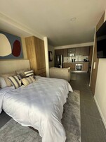Ropa de cama hipoalergénica y espacio para trabajar con laptop