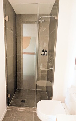 Bathroom | Shower, towels, soap, shampoo - Centro Zapopan N50 (Zapopan)