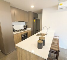 Refrigerador con freezer, microondas, horno, utensilios de cocina