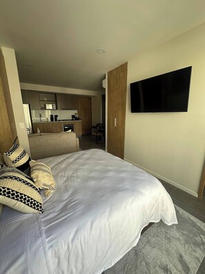 Suite estudio, vista a la ciudad | Ropa de cama hipoalergénica y espacio para trabajar con laptop 