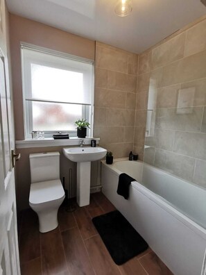 Bathroom - Limekilns HouseModern Home close to Glasgow (Faifley)