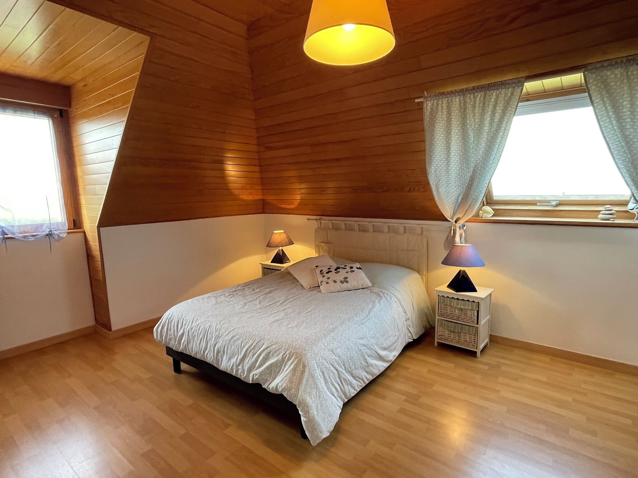 3 slaapkamers, een strijkplank/strijkijzer, internet