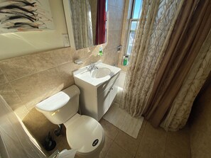 Hair dryer, towels, soap, toilet paper - 2-bedrooms in delightful West New York with Skyline and Hudson River View (West New York)