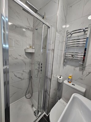 Towels, soap, toilet paper - Spacious 3 Bed House | WiFi | En-suite | Garden | On-site Free Parking(2 cars) (Bexleyheath)