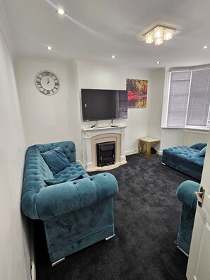Smart TV - Spacious 3 Bed House | WiFi | En-suite | Garden | On-site Free Parking(2 cars) (Bexleyheath)