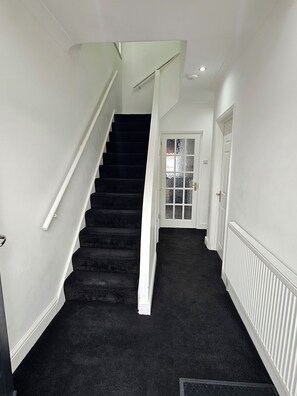 Interior - Spacious 3 Bed House | WiFi | En-suite | Garden | On-site Free Parking(2 cars) (Bexleyheath)