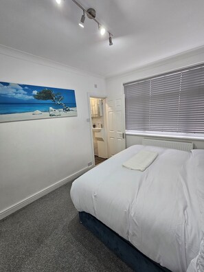 3 bedrooms, desk, iron/ironing board, free WiFi - Spacious 3 Bed House | WiFi | En-suite | Garden | On-site Free Parking(2 cars) (Bexleyheath)