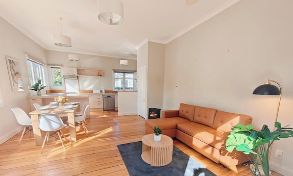 Living area - Fresh Classic 3BR Private Home Quiet Area Free Parking Easy Access (Wellington)