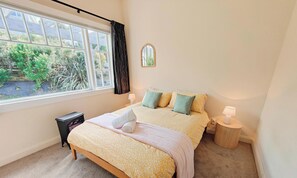 3 bedrooms, iron/ironing board, WiFi, bed sheets - Fresh Classic 3BR Private Home Quiet Area Free Parking Easy Access (Wellington)