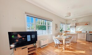 Dining - Fresh Classic 3BR Private Home Quiet Area Free Parking Easy Access (Wellington)