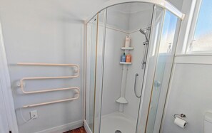 Hair dryer, towels, soap, toilet paper - Fresh Classic 3BR Private Home Quiet Area Free Parking Easy Access (Wellington)