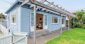 Exterior - Fresh Classic 3BR Private Home Quiet Area Free Parking Easy Access (Wellington)