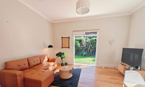 Living area - Fresh Classic 3BR Private Home Quiet Area Free Parking Easy Access (Wellington)