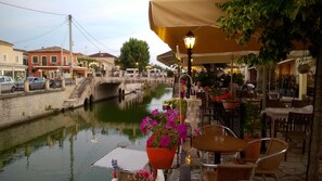 Outdoor dining - Serene studio with AC in lovely Lefkimmi Corfu (Lefkimmi Corfu)