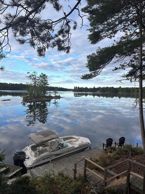 Vene oli ankkuroitu puiseen laituriin, jossa oli tuoleja ja perämoottorina Yamaha.