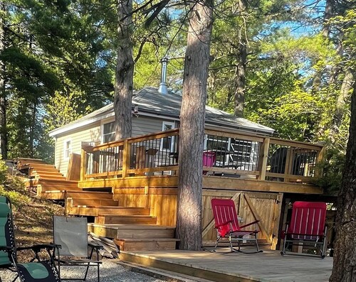 Peaceful Lakefront Cottage - Large Deck, Dock & Rustic Outdoor Charm