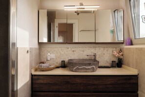 Bathroom - Charming private villa in Kato Korakiana, Corfu, quiet green area with sea view. (Kato Korakiana)