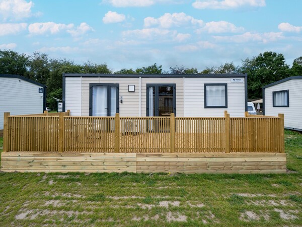 Comfortable Caravan In A Green Setting - Gent