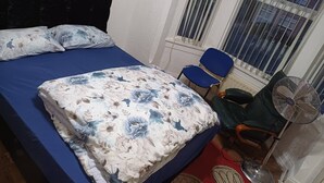 A bedroom with a bed, two chairs, a fan, and a window with blinds. - Room-furnished Spacious Double Room Near (Coventry)