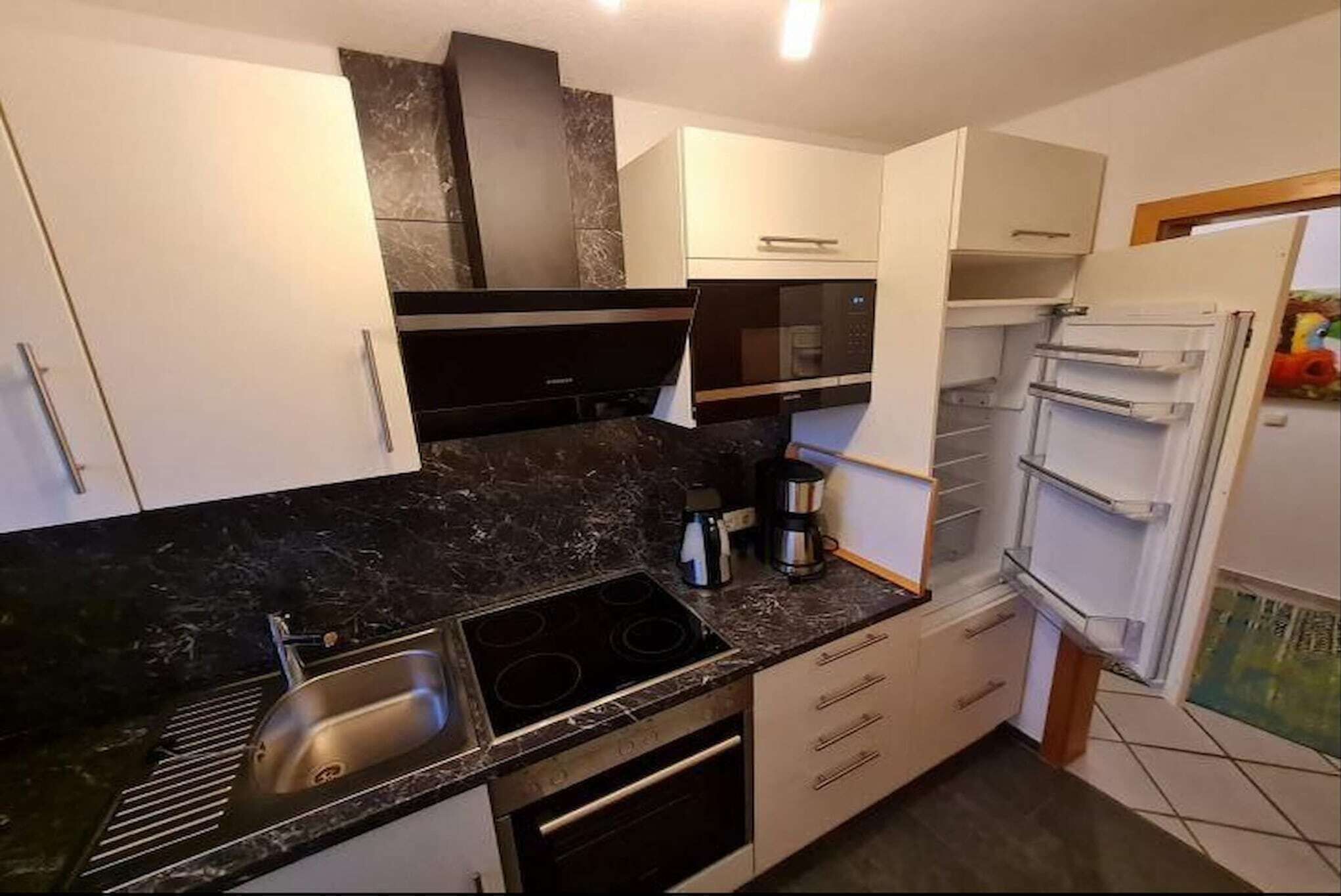 Wasserkocher mit Kaffee-/Teezubehör, Kühlschrank, Mikrowelle, Herdplatte