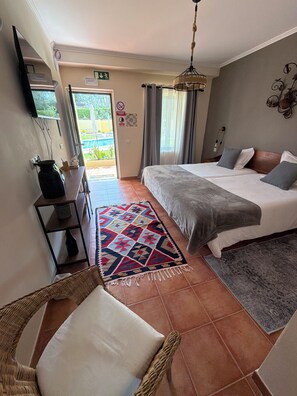 Comfort Twin Room, Patio, Pool View | Free WiFi - Quinta dos Amarelos Sesimbra  (Sesimbra)