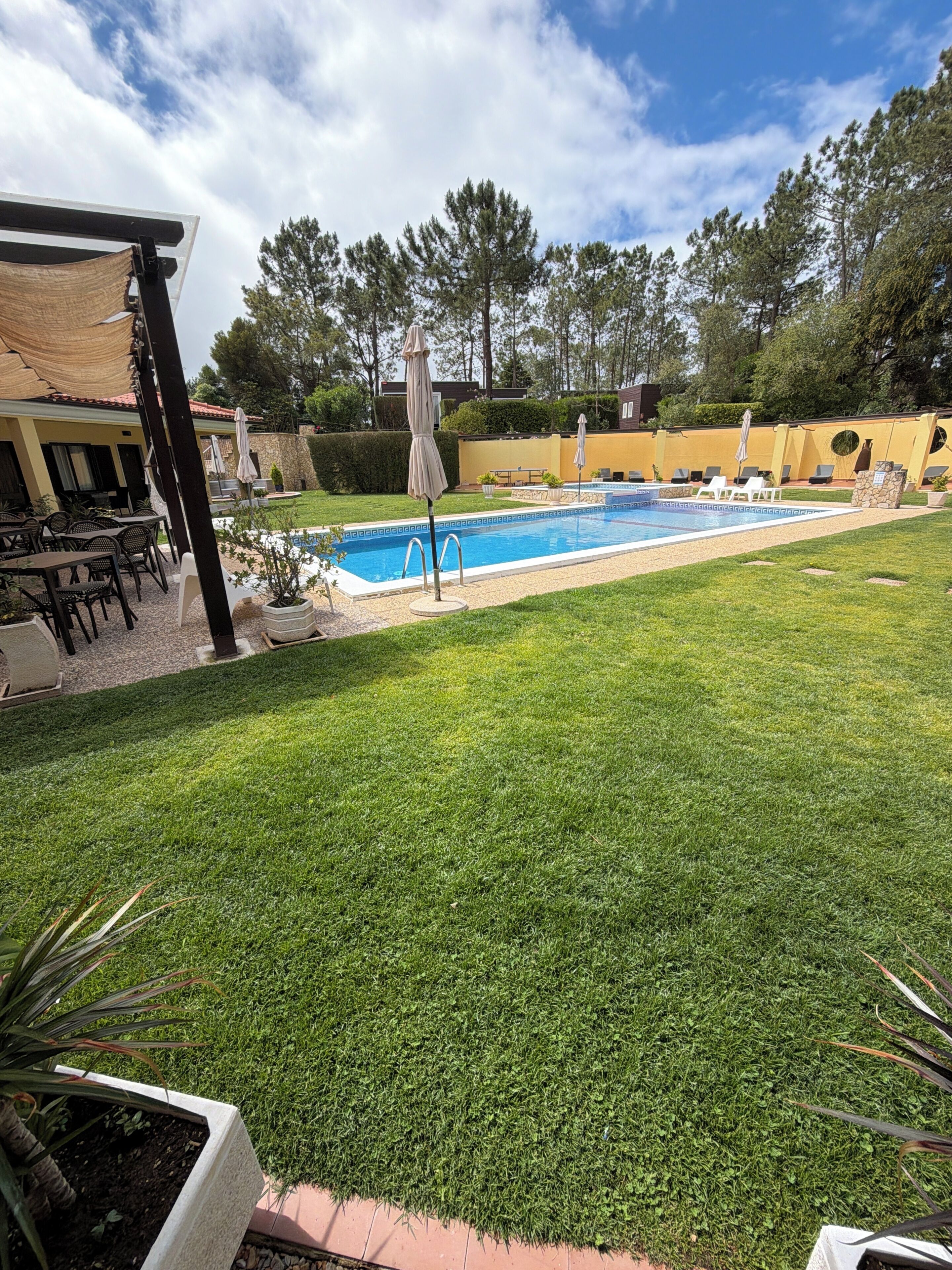Habitación Confort con 2 camas individuales, patio, vistas a la piscina | Wifi gratis