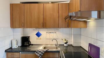 Cafeteira/chaleira, geladeira, fogão, cooktop