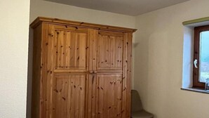 1 quarto, ferros/tábuas de passar roupa, berço de viagem