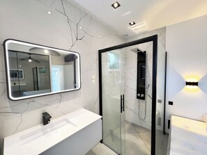 Shower, hair dryer, towels, soap - Villa 8 pers à 30m de la mer is located in pLa Nartelle, Sainte-Maxime (Sainte-Maxime)