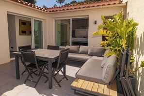 Outdoor dining - Villa 8 pers à 30m de la mer is located in pLa Nartelle, Sainte-Maxime (Sainte-Maxime)