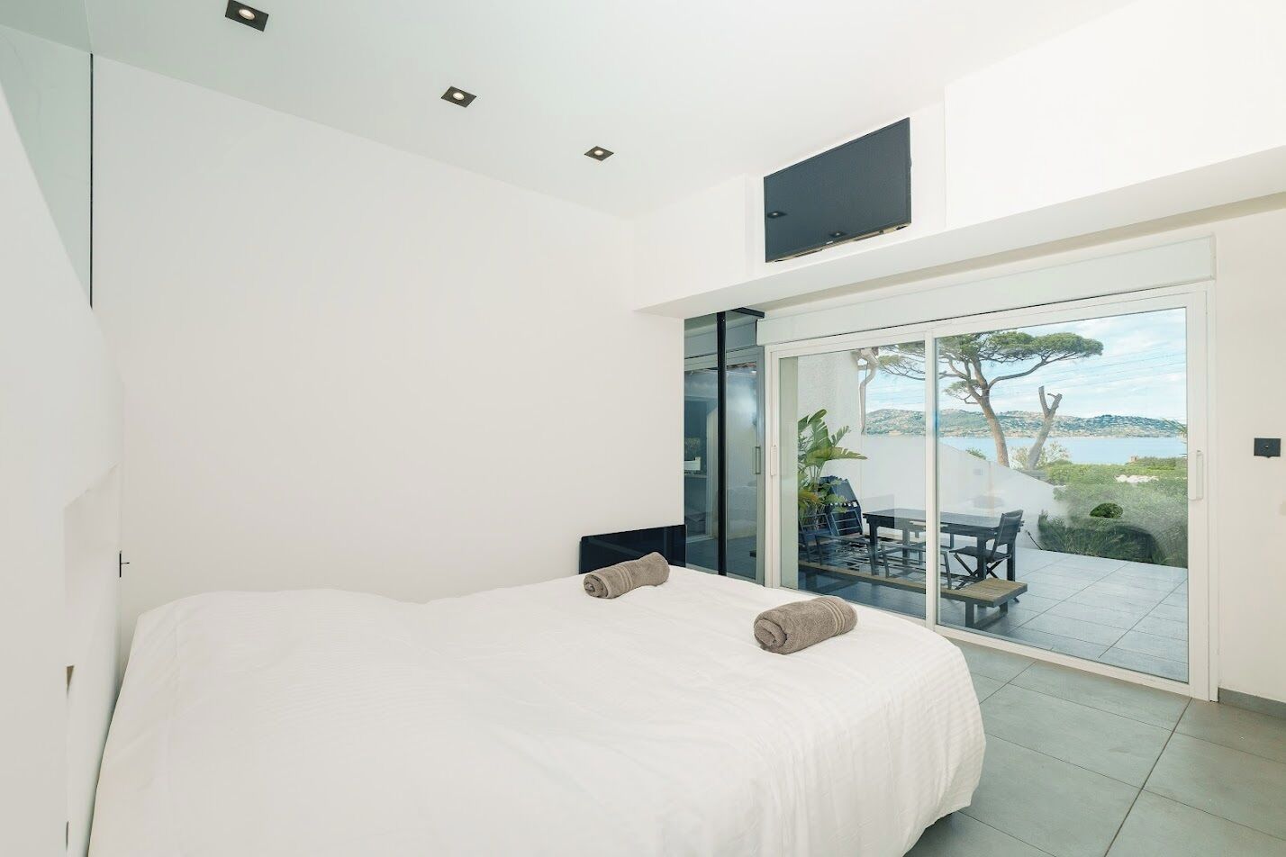 WiFi, bed sheets