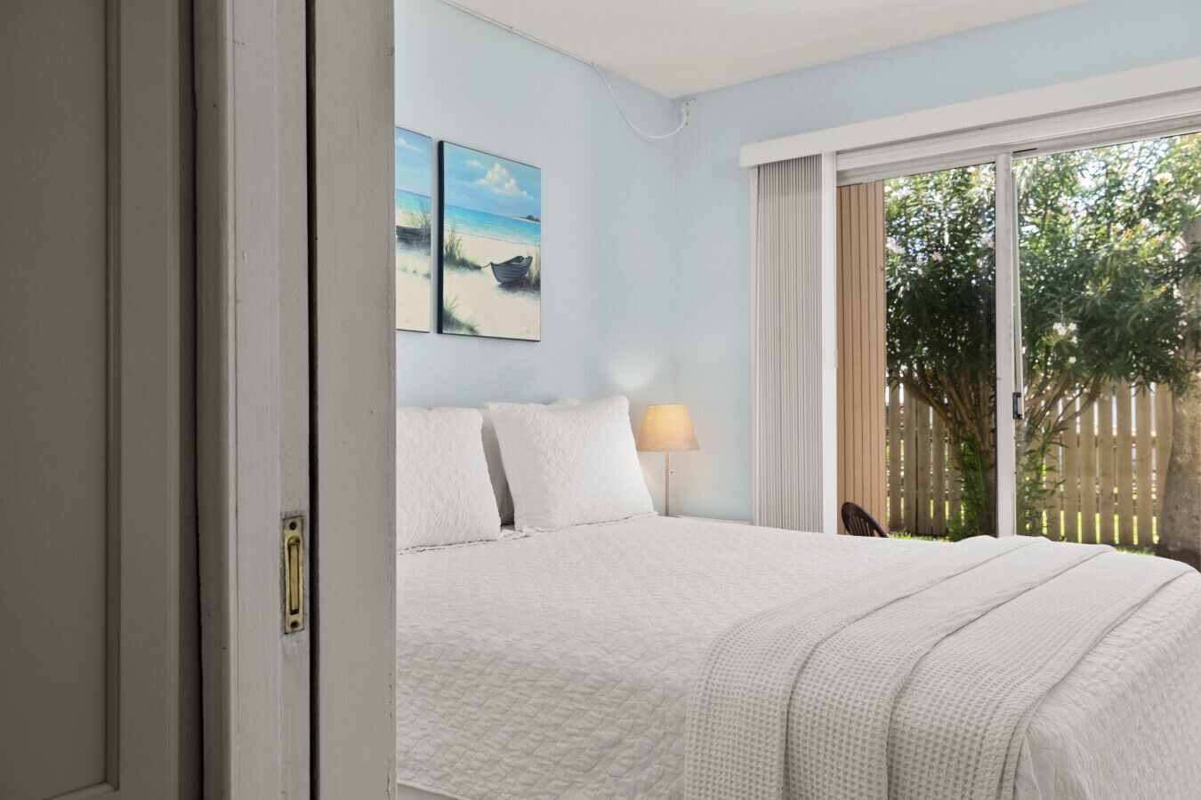Tabla de planchar con plancha, wifi y ropa de cama 