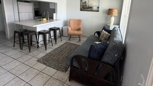 Un espacio habitable moderno con cocina, comedor y zona de estar.