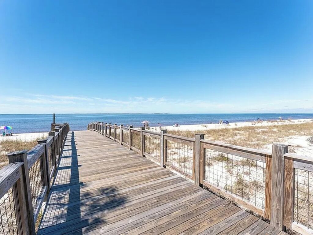 Beach nearby, sun loungers, beach towels