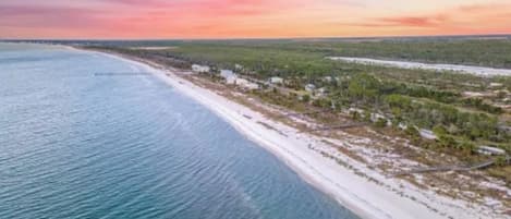 Playa en los alrededores, camastros y toallas de playa